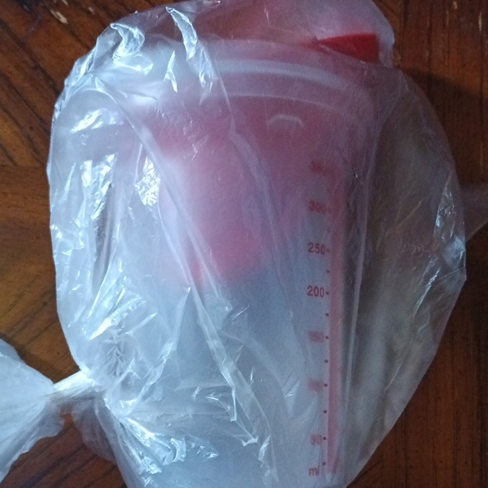 Tupperware Quick Shake Container